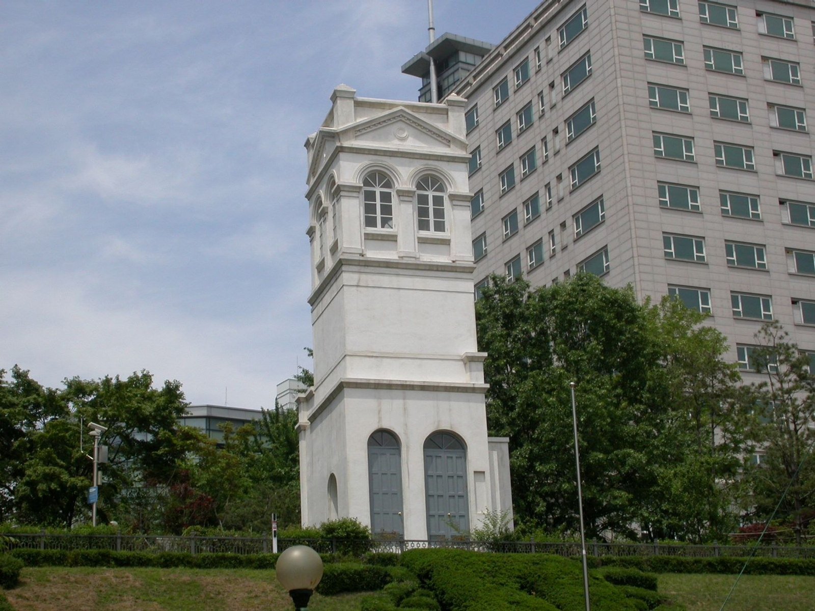 The surviving white tower of the former Russian Legation in Seoul, photographed in 2011.