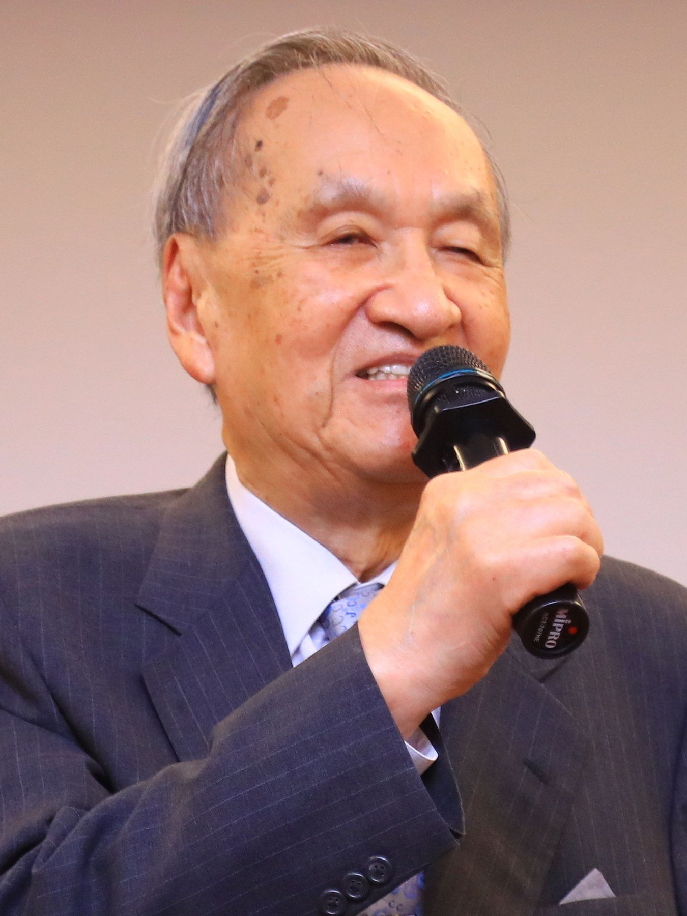 Peng Ming-min speaks into a handheld microphone at a book event in Taichung in 2017.