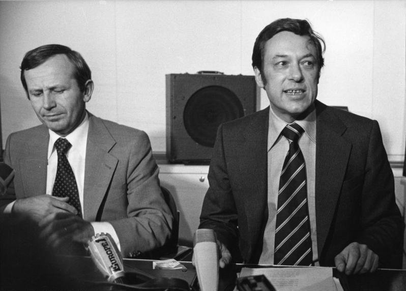 West German State Secretary Klaus Bölling reading the government statement announcing the Landshut hostage rescue in Bonn on October 18, 1977.