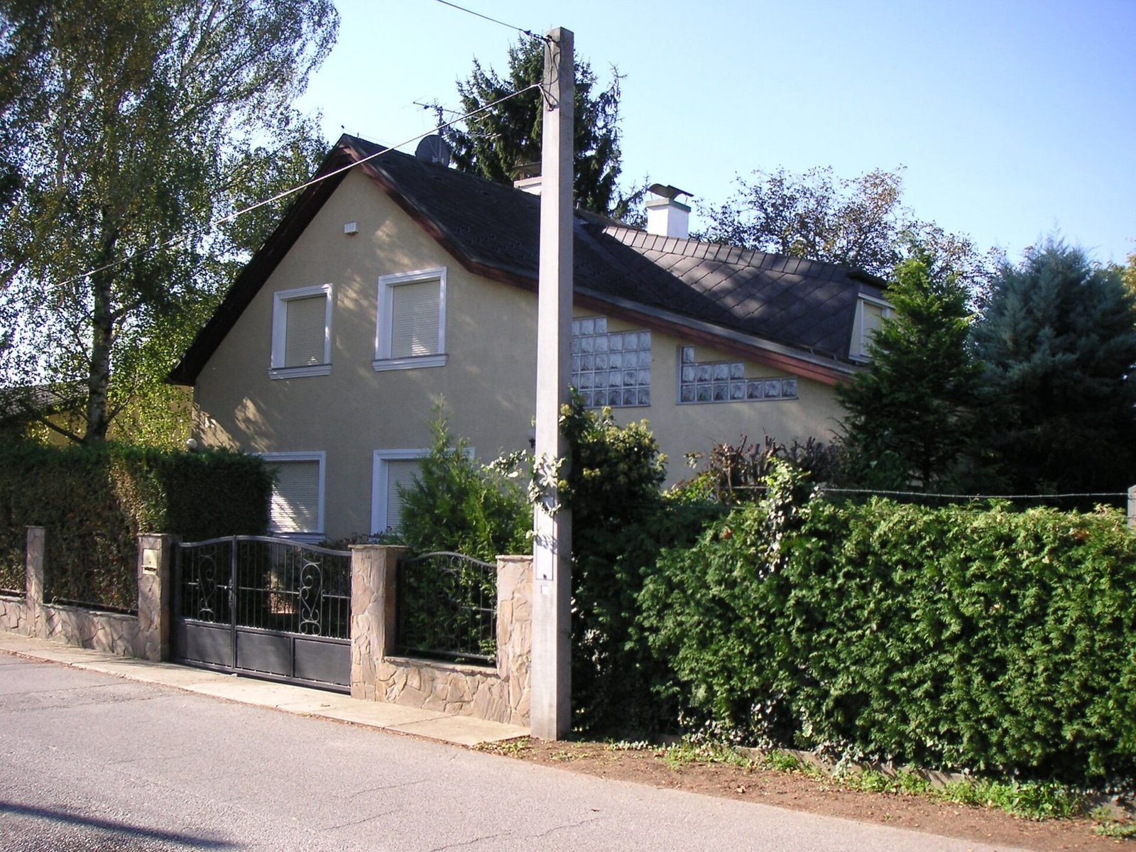 Exterior of the house in Strasshof an der Nordbahn where Natascha Kampusch was held captive, photographed in October 2006.