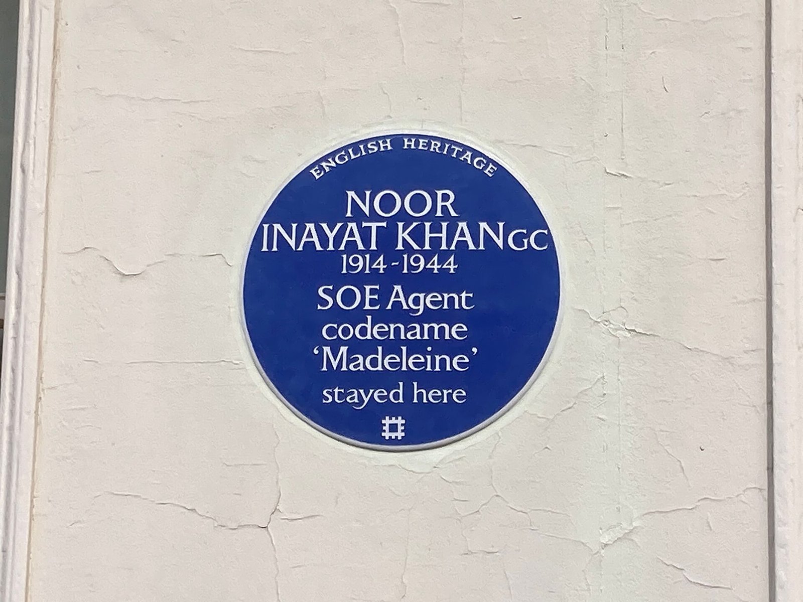 Blue plaque commemorating Noor Inayat Khan at her former London home.