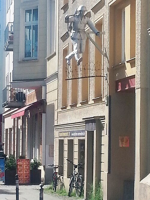 Sculpture commemorating Conrad Schumann's leap in Berlin